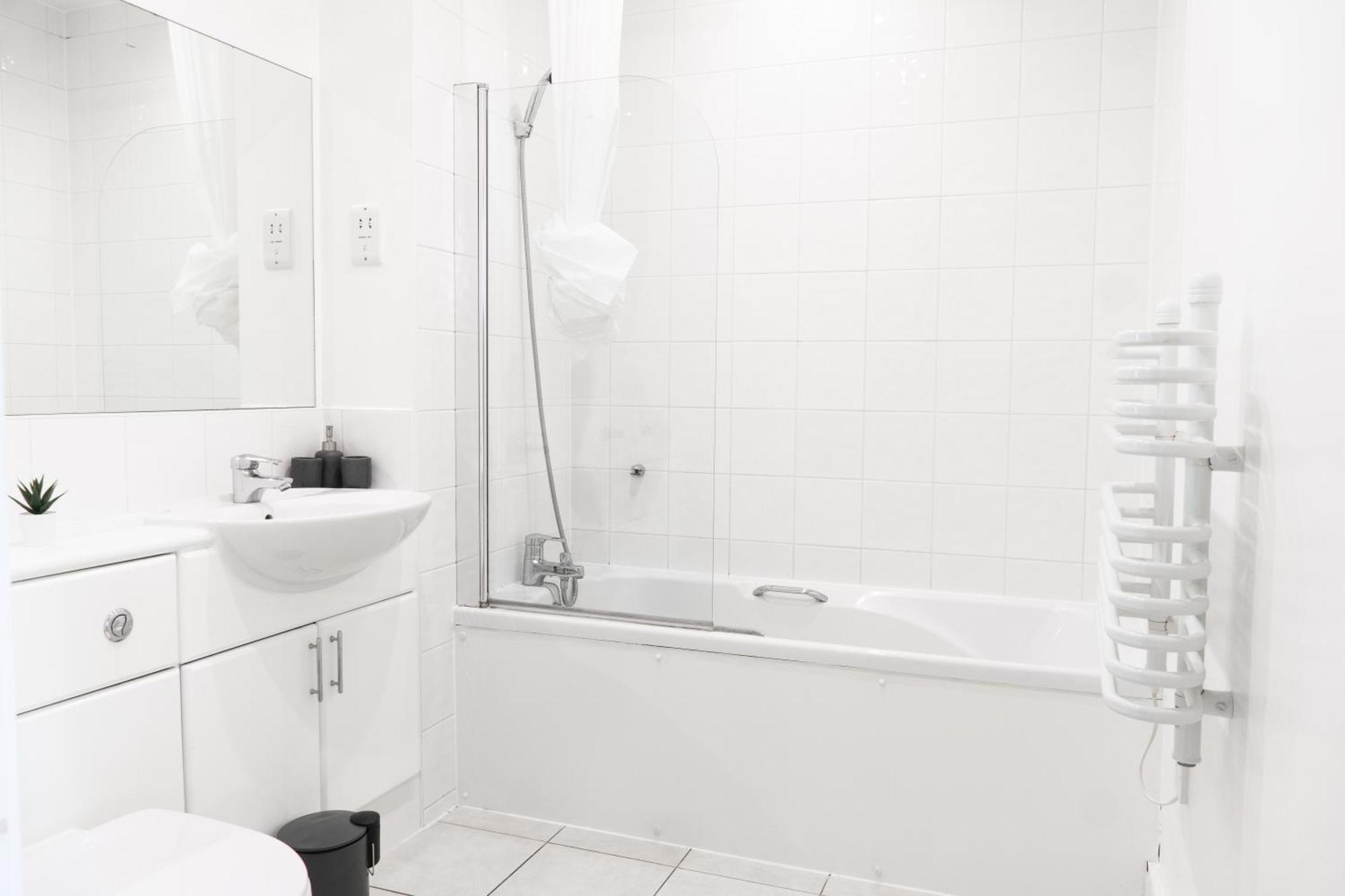 The Regency Suite - Modern 2-Bed 1-Bath Apartment Chertsey Bagian luar foto
