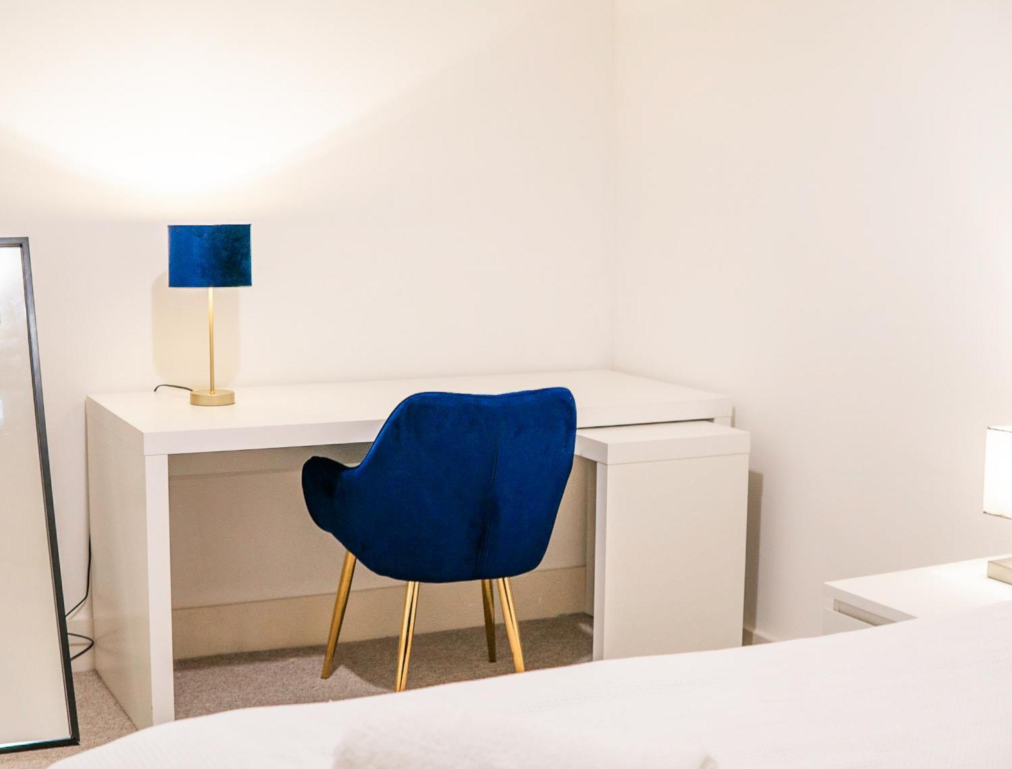 The Regency Suite - Modern 2-Bed 1-Bath Apartment Chertsey Bagian luar foto