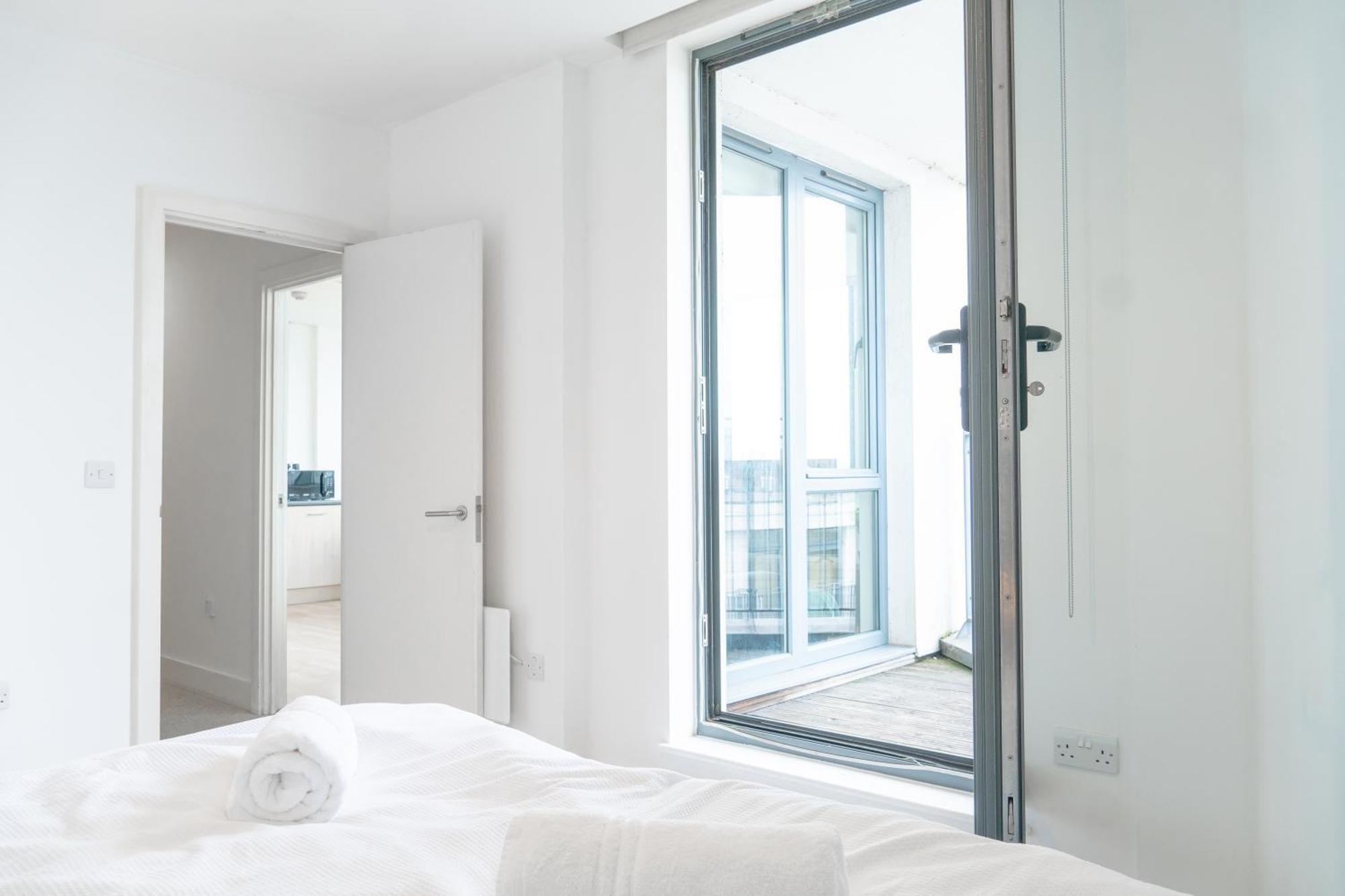 The Regency Suite - Modern 2-Bed 1-Bath Apartment Chertsey Bagian luar foto