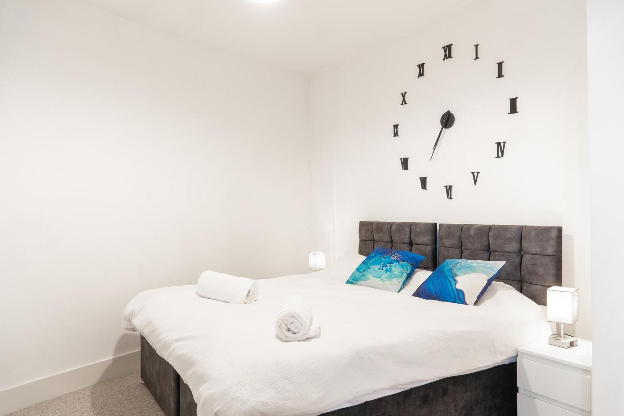 The Regency Suite - Modern 2-Bed 1-Bath Apartment Chertsey Bagian luar foto