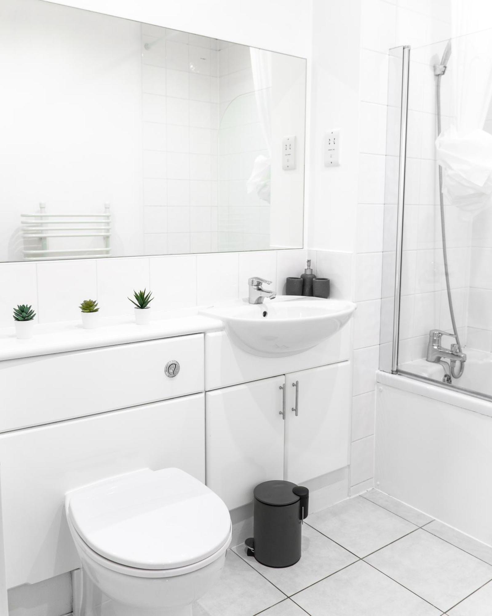 The Regency Suite - Modern 2-Bed 1-Bath Apartment Chertsey Bagian luar foto