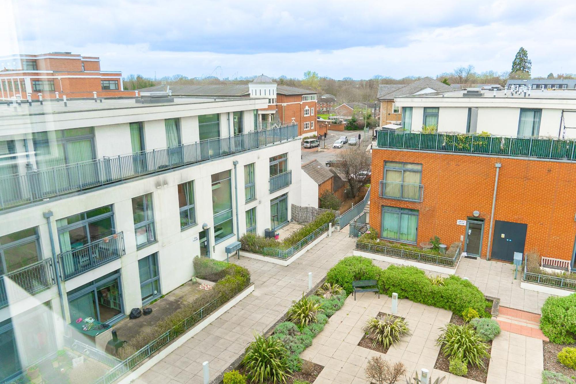The Regency Suite - Modern 2-Bed 1-Bath Apartment Chertsey Bagian luar foto