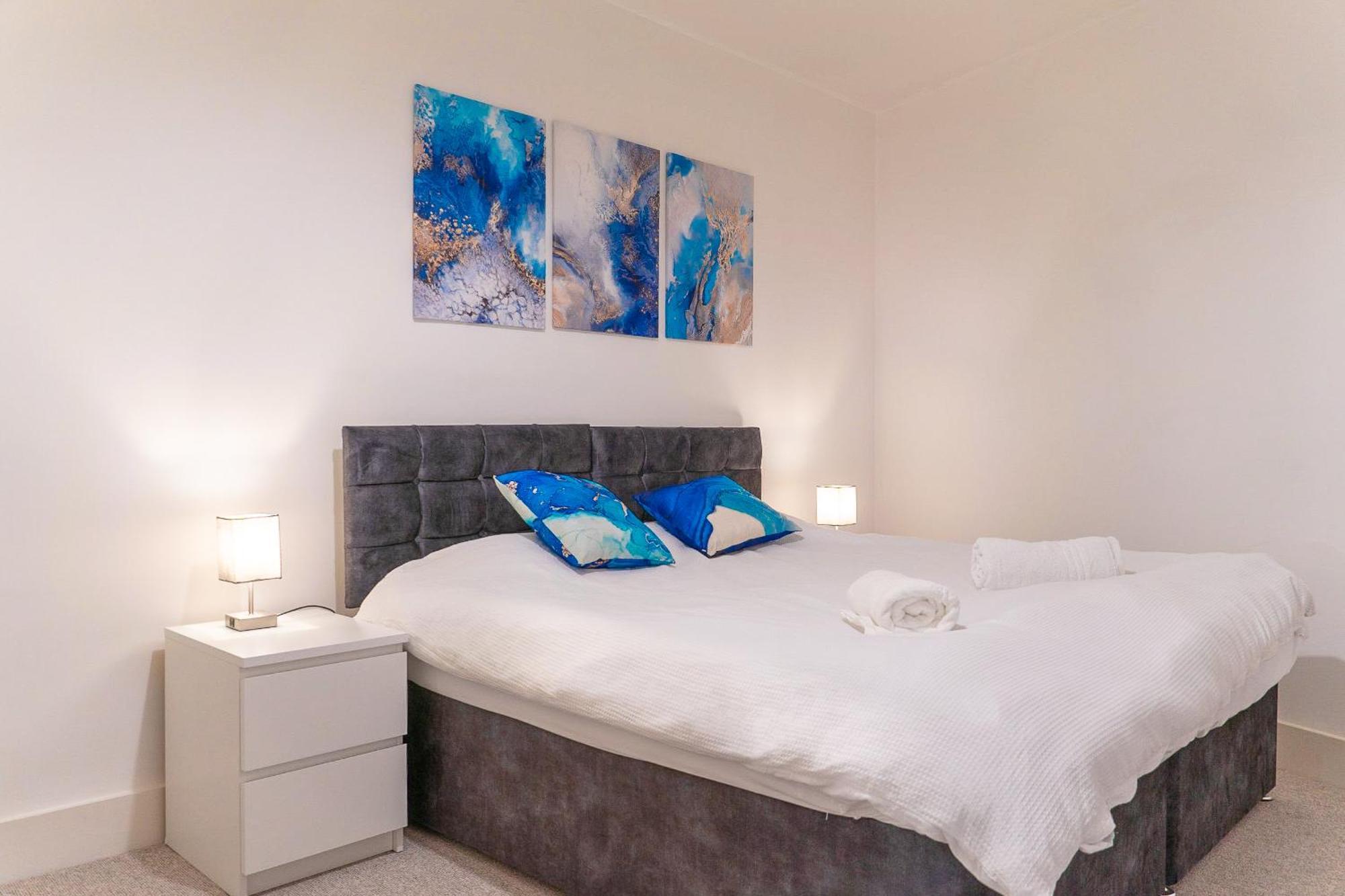 The Regency Suite - Modern 2-Bed 1-Bath Apartment Chertsey Bagian luar foto