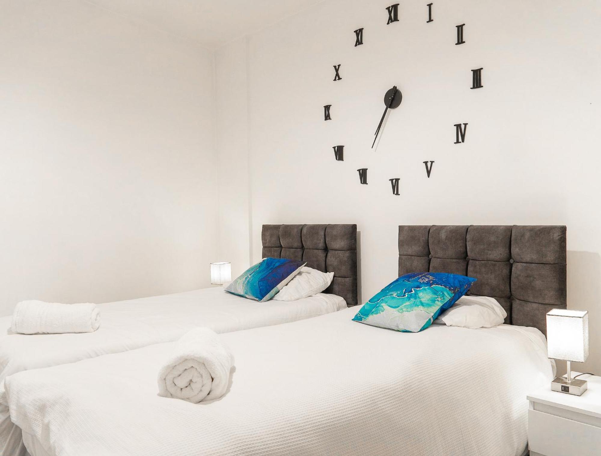 The Regency Suite - Modern 2-Bed 1-Bath Apartment Chertsey Bagian luar foto