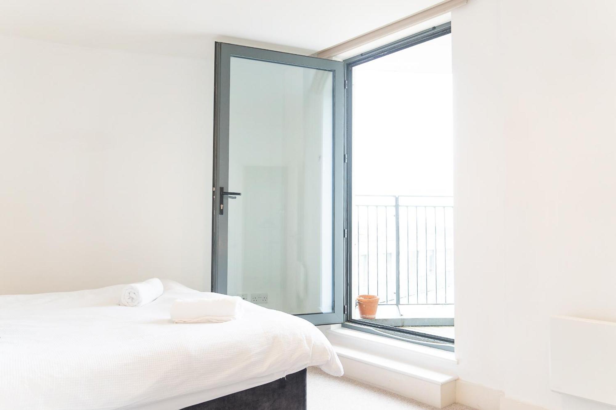 The Regency Suite - Modern 2-Bed 1-Bath Apartment Chertsey Bagian luar foto