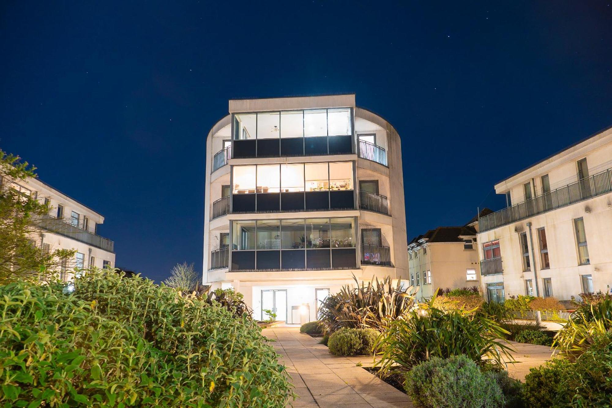 The Regency Suite - Modern 2-Bed 1-Bath Apartment Chertsey Bagian luar foto