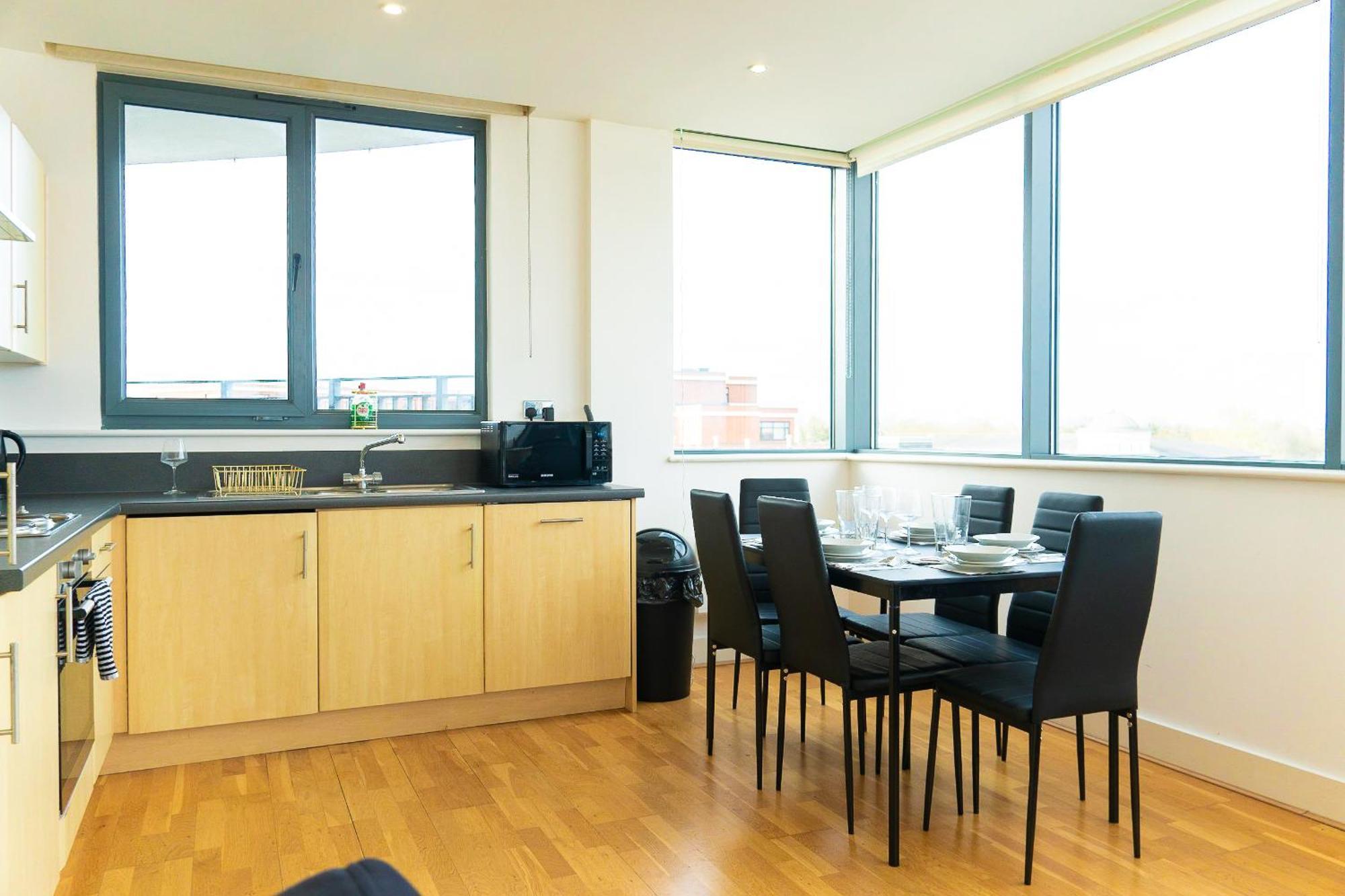 The Regency Suite - Modern 2-Bed 1-Bath Apartment Chertsey Bagian luar foto